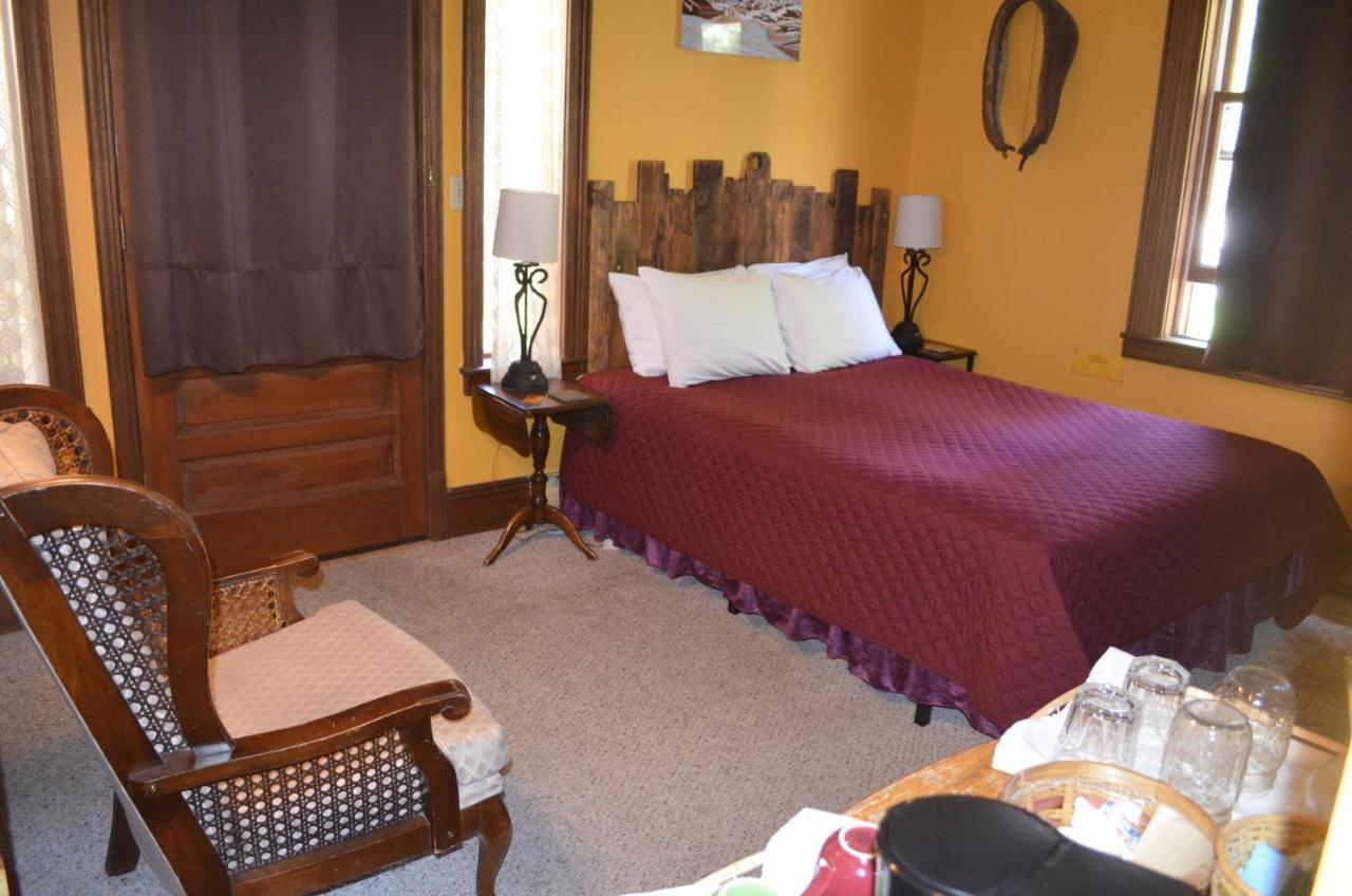 The Ouray Main Street Inn Room photo